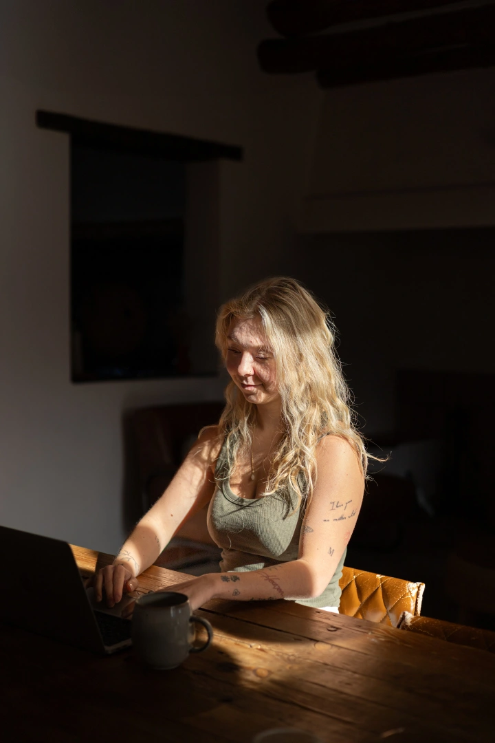 Jenice aan het werk met een cliënt